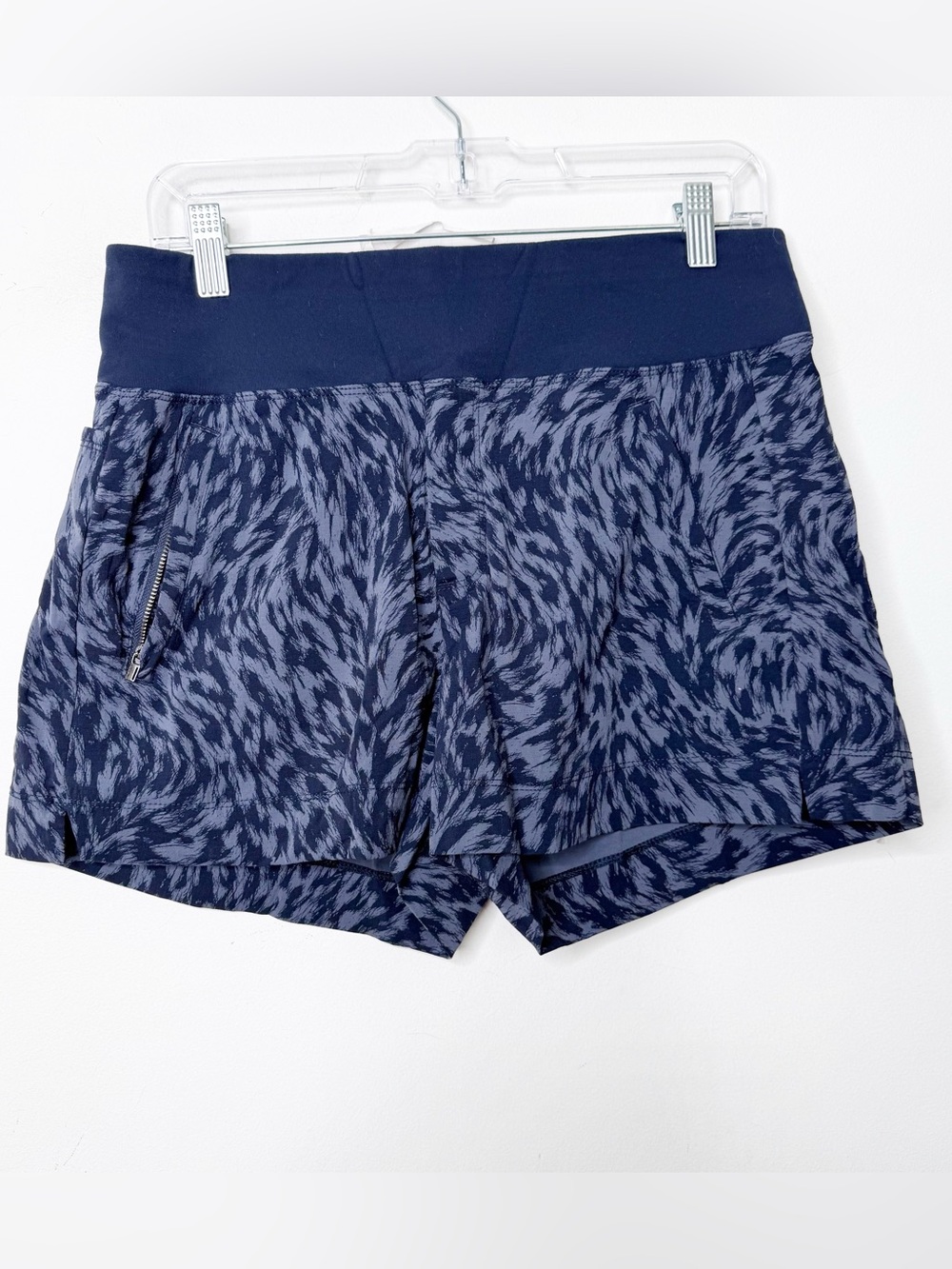 ATHLETA | Blue Animal Print Trekkie North Printed Athletic Shorts Sz. 8 Workout - Picture 2 of 4